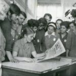 1972.-Muncitori-de-la-Fabrica-de-confectii-8-Martie-din-Piatra-Neamt-citind-raportul-la-Conferinta-Nationala-a-PCR