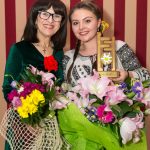 Cea mai recent laureată, Alexandra Dan, împreună cu președintele juriului, Elise Stan