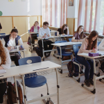 Secvențe din film – SUNT AICI, RĂMÂI CU MINE! 2025 (1)
