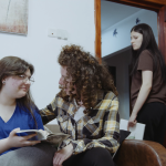 Secvențe din film – SUNT AICI, RĂMÂI CU MINE! 2025 (3)