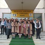 B_Poza in fata bibliotecii